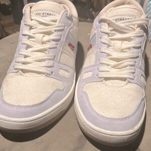 Woman’s size 7 Levis low top
